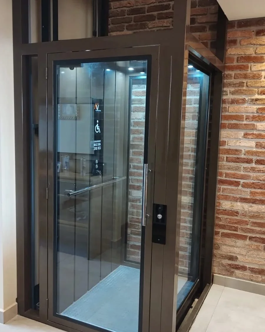 Elevador com cabine de vidro e acabamento amadeirado